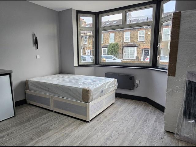 Flat for rent in Lower Halliford, Surrey
