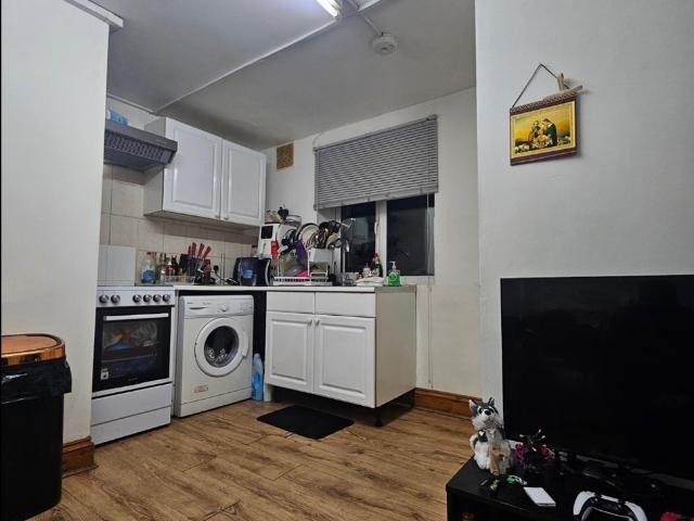 Flat for rent in London Borough of Ealing, Greenford