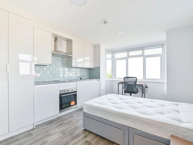Flat for rent in London Borough of Ealing, Greater London