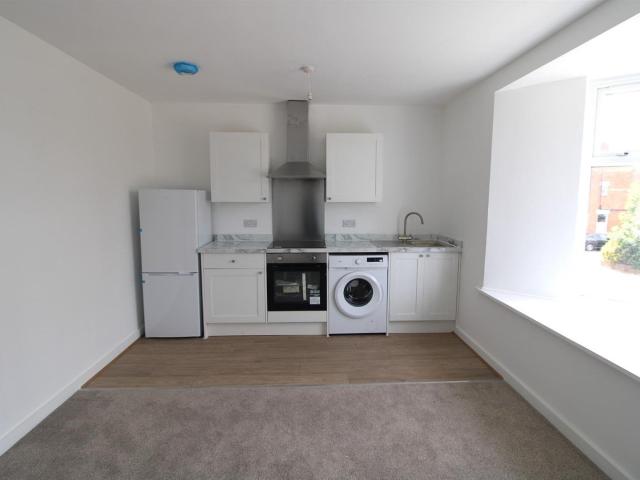 Flat for rent in Hollinwood, Pendock