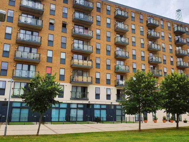 Flat for rent in London Borough of Merton, Collier's Wood