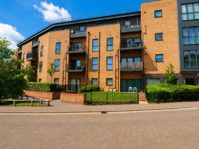 Apartment for rent in Cowley, Greater London