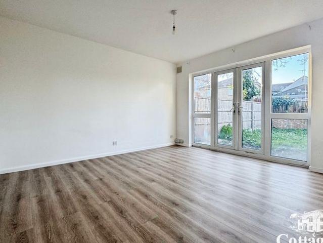 Flat for rent in Ponders End, Greater London