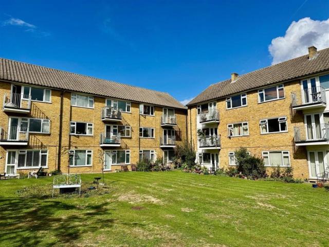 Flat for rent in Fole, Surrey