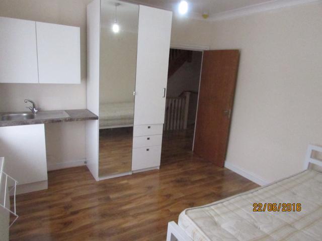 Apartment for rent in Newbury Park, Greater London