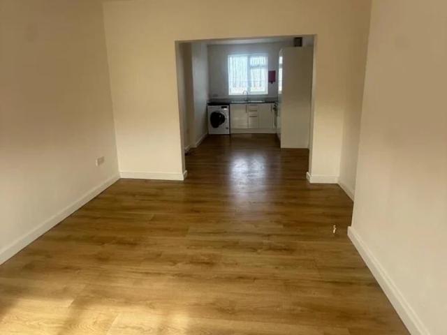 Flat for rent in London Borough of Redbridge, Greater London