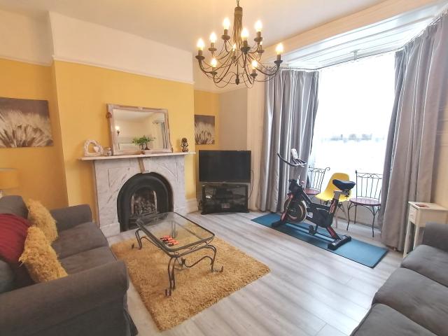 Flat for rent in Nangreaves, Wales