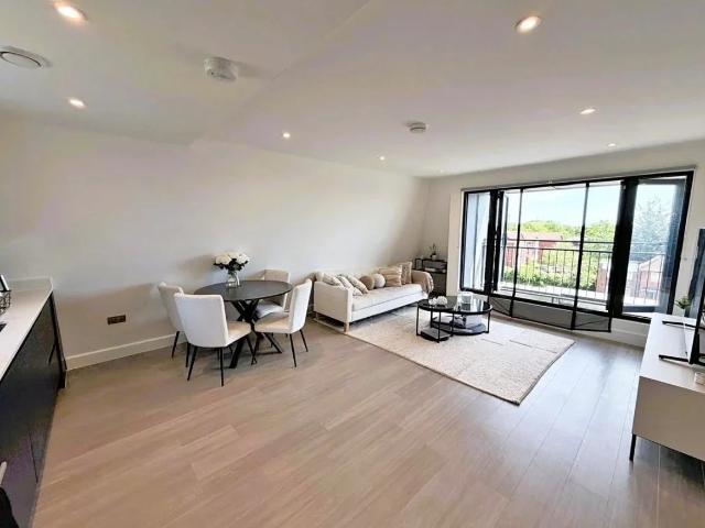 Flat for rent in Whitton, Greater London