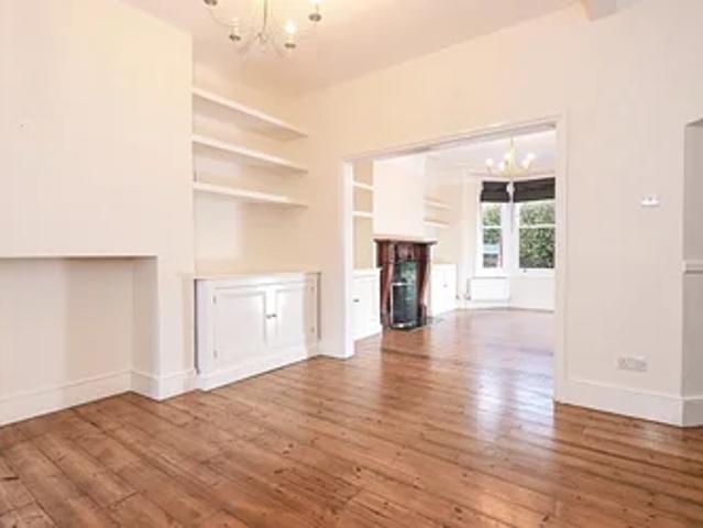 Flat for rent in Southfields, Greater London
