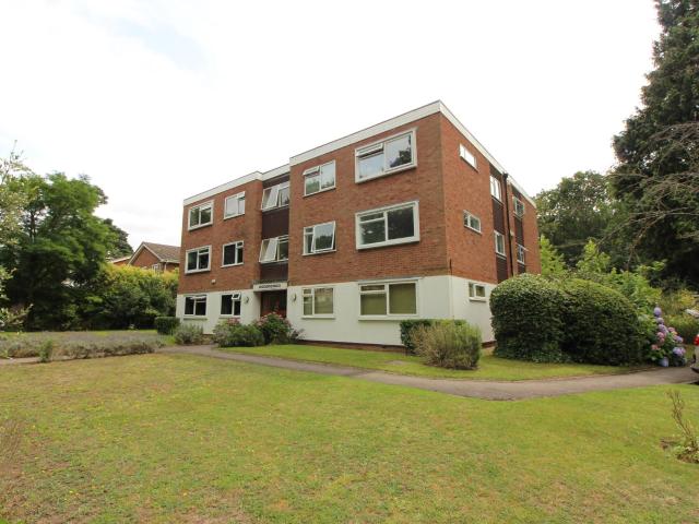 Flat for rent in Weybridge, Elmbridge