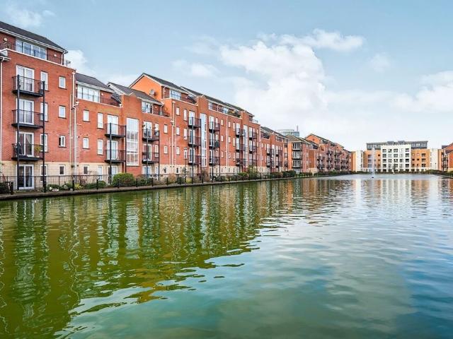 Flat for rent in Calderstones