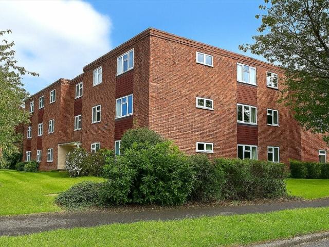 Flat for rent in Tongham, Guildford