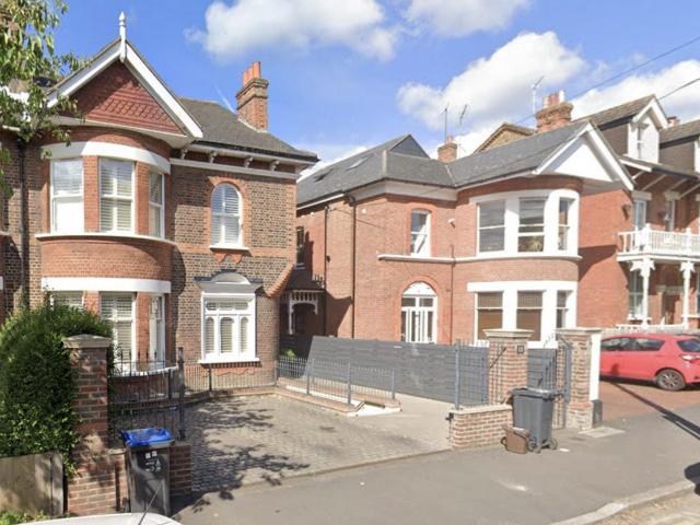 Flat for rent in London Borough of Merton, Merton Park