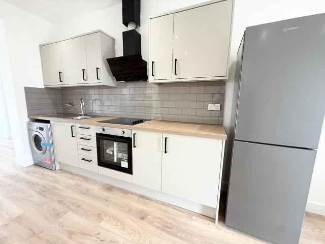 Flat for rent in Elm Park, Greater London