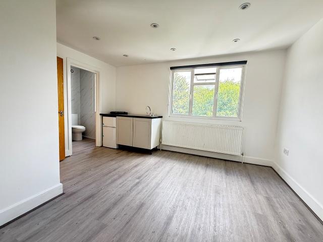 Flat for rent in Preston, Greater London