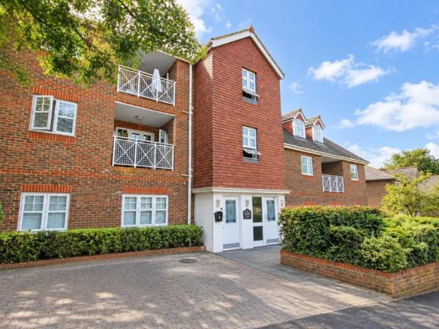 Flat for rent in Leatherhead, Mole Valley