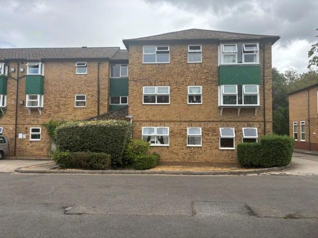 Flat for rent in Emmbrook, Wokingham