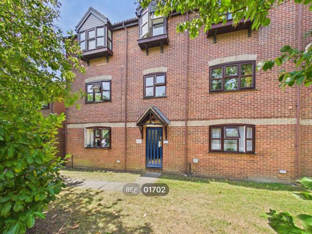 Flat for rent in Highwoods, Fordham Heath