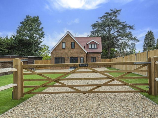 Flat for rent in Ashtead Park, Pachesham Park