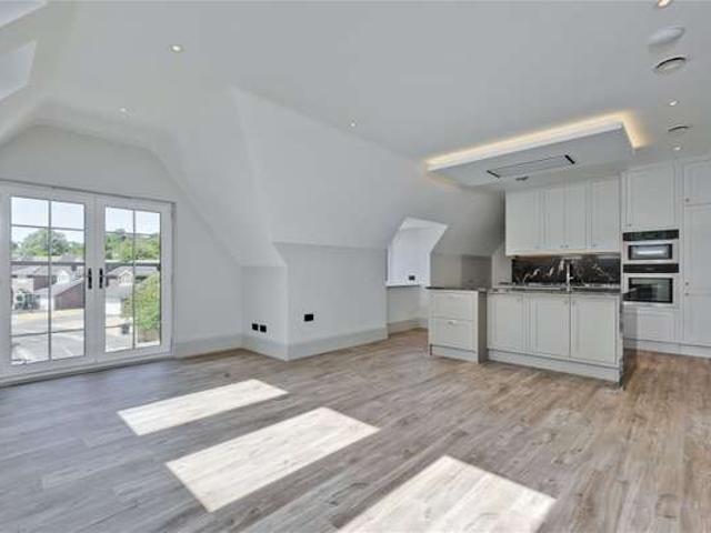 Flat for rent in Lower Green Esher, Blackhills