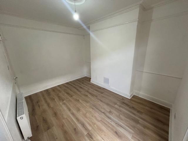 Flat for rent in Elm Park, Calderstones