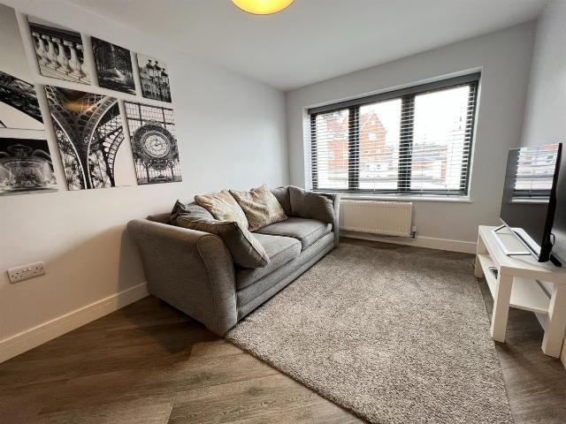 Flat for rent in Compton Acres, Barton In Fabis