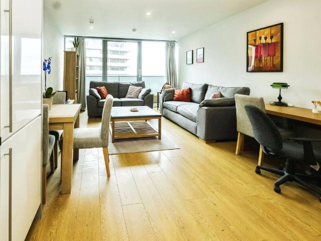Flat for rent in Calderstones