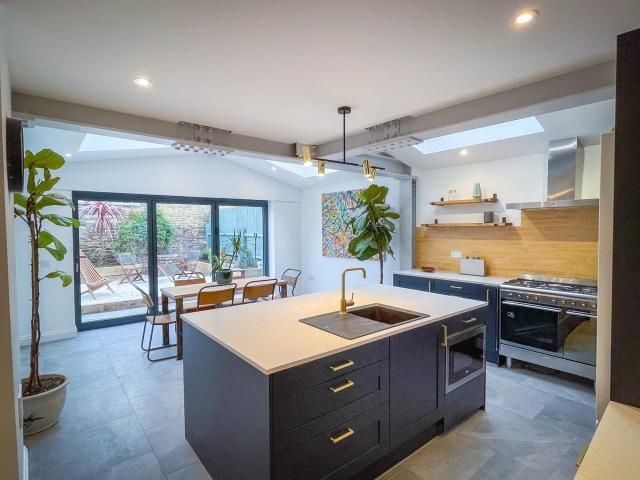 Flat for rent in Bellenden, Greater London