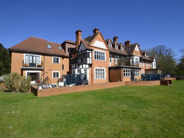 Flat for rent in Hythe End, Wraysbury