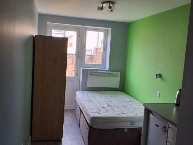 Flat for rent in London Borough of Ealing, Greater London