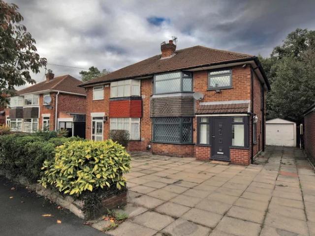 Flat for rent in Wythenshawe, Heald Green