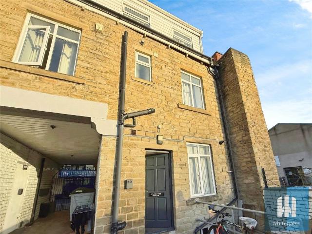 Flat for rent in Huddersfield, West Yorkshire