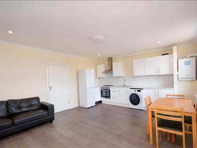 Apartment for rent in Row Town, Surrey
