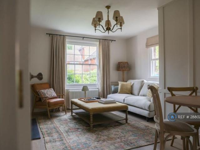 Flat for rent in Hatching Green, Five Acres