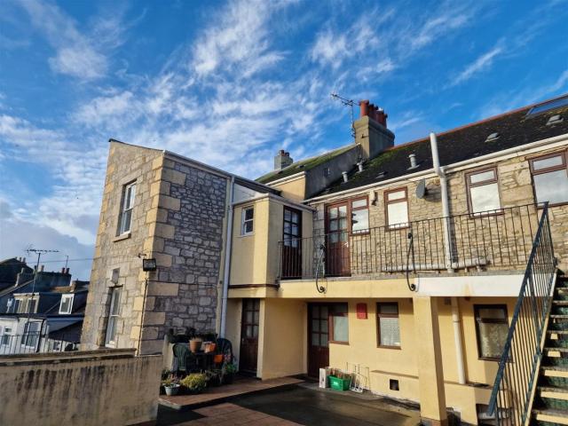 Flat for rent in Wakeham, Easton