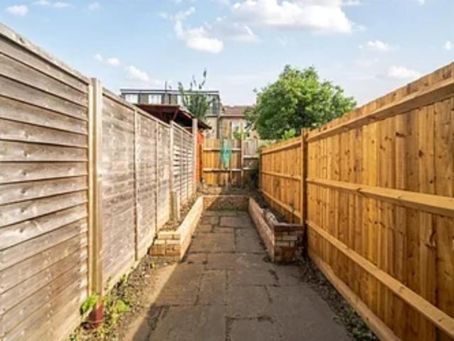 Flat for rent in Summerstown, Greater London