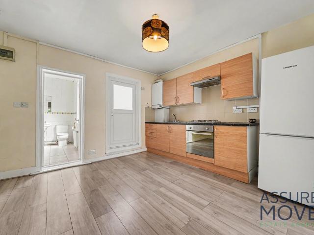 Flat for rent in Whetstone, Greater London