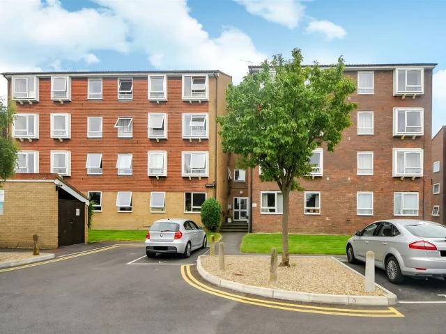 Flat for rent in London Borough of Sutton, Greater London