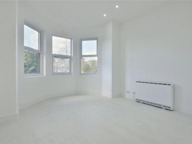 Flat for rent in Woodside Park, Greater London