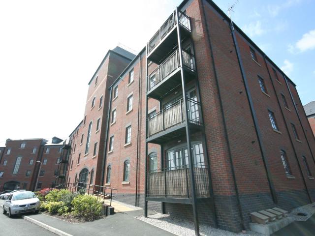 Flat for rent in Wilderspool, Warrington