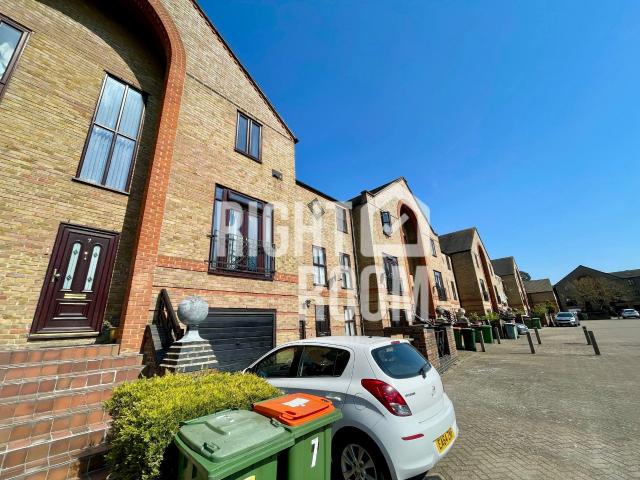 Flat for rent in London Borough of Newham, Greater London