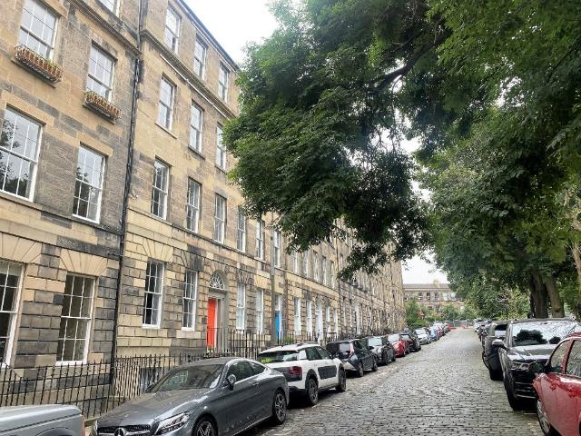 Flat for rent in Gayfield, Broughton