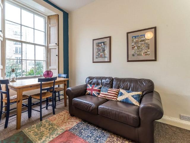 Flat for rent in Gayfield, Broughton