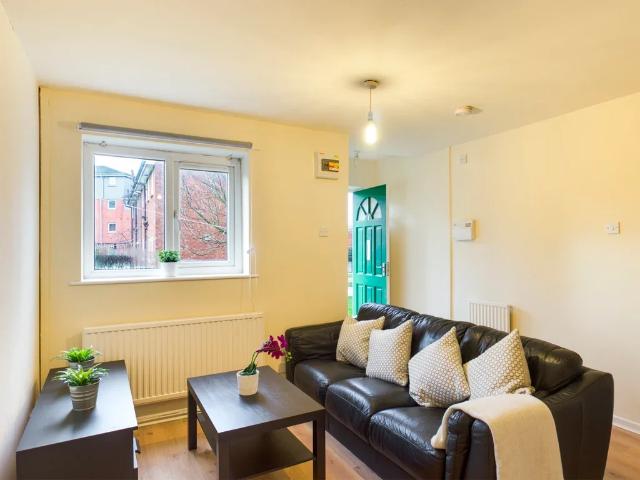 Flat for rent in Charlestown, Salford