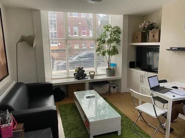 Flat for rent in Elm Park, Calderstones