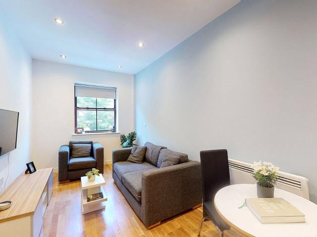 Room for rent in Great and Little Preston, West Yorkshire