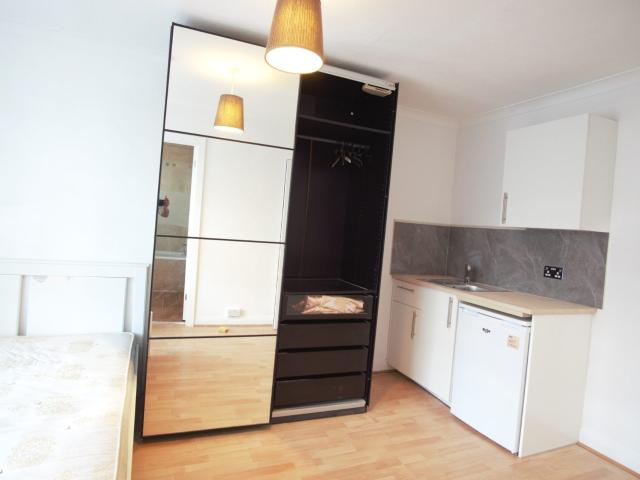 Flat for rent in London Borough of Ealing, Greater London