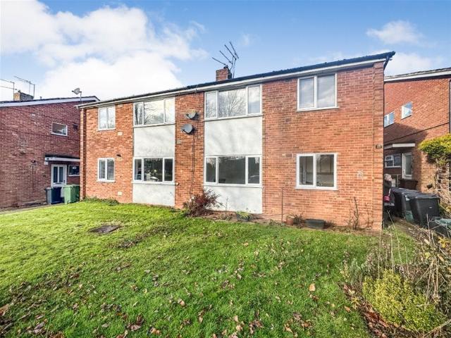 Flat for rent in Hatching Green, Five Acres