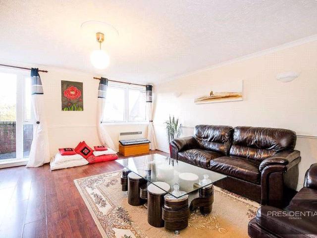 Flat for rent in Woodford, Greater London