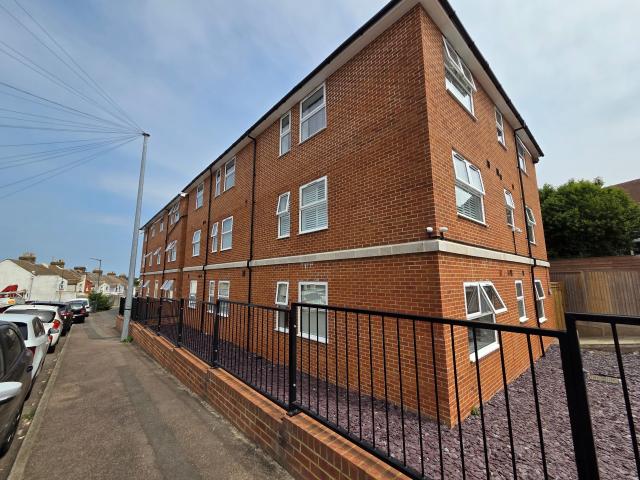 Flat for rent in Luton, Chatham